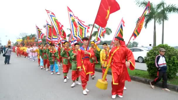 Een groep niet-geïdentificeerde mensen voeren dragon dans tijdens Tet Lunar New Year in vietnam. — Stockvideo