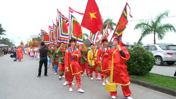 Een groep niet-geïdentificeerde mensen voeren dragon dans tijdens Tet Lunar New Year in vietnam. — Stockvideo