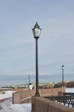 Neva nehir setinde lamba, Saint-Petersburg, Rusya