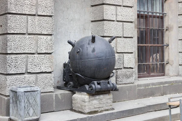 Eski deniz mayını, şimdi bir anıt, Saint-Petersburg, Rusya