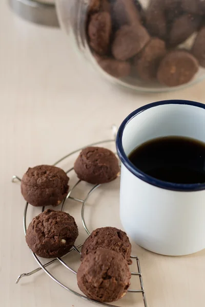 Печенье и черный кофе — стоковое фото