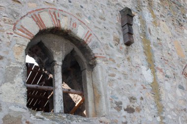 Eski bir duvarda bir pencere