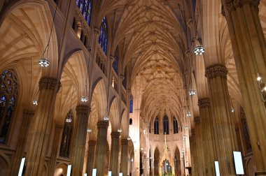 Kilisenin çatısında.