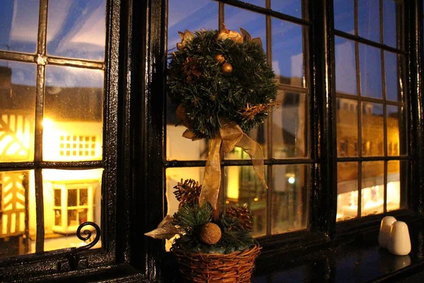 Baum Vor Dem Fenster Der Dunkelheit — Stockfoto