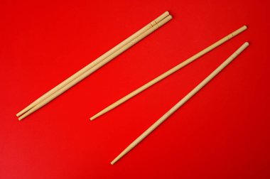 Kırmızı arka planda çubuklar 01