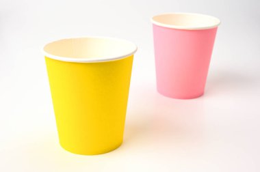 Beyaz arkaplanda dilimlenmiş ekmek 01