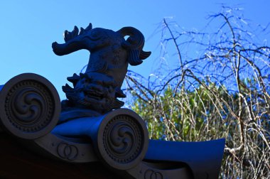 Arkaplan olarak mavi gökyüzü olan çatı kiremitleri