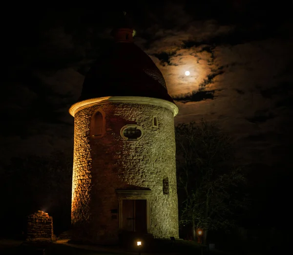 Dolunayda tarihi bir kubbe. Rotunda sv. Juraja, Skalica. Slovakya