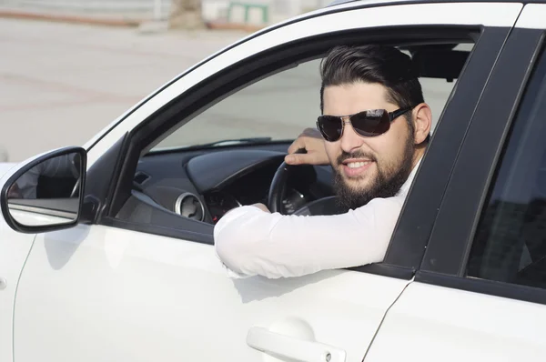 Yakışıklı adam bir araba. Şık adam. Sakallı ve yakışıklı bir adam
