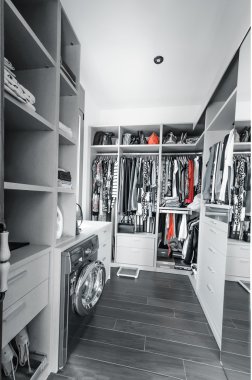 Walk-in dolap. Organize giyim ile dolap