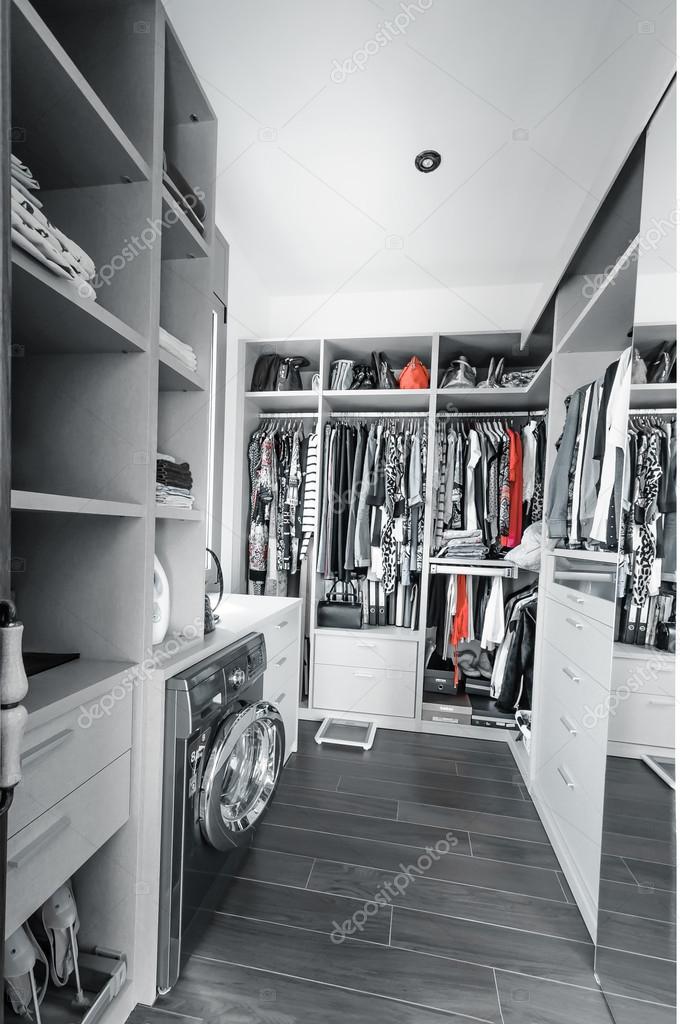 Walk-in Armario con ropa organizada — Foto de stock