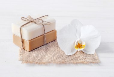 Doğal sabun seti, banyo süngeri ve orkide çiçek, kapat. 