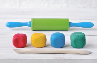 Çok renkli hamuru modelleme araçları.