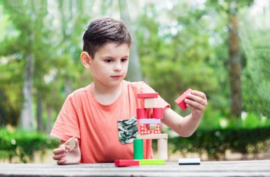 Okul öncesi çocuk yapmamızı bir kule renkli ahşap yapı taşları