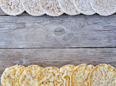 Yuvarlak pirinç kekleri ve ahşap masa üzerinde Mısır kek. Alan ile 