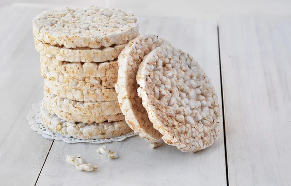 Tortas de arroz redondas en el fondo de madera blanca . — Foto de Stock