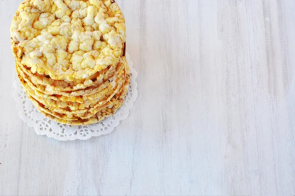 Tortas redondas de maíz sobre mesa blanca de madera . — Foto de Stock