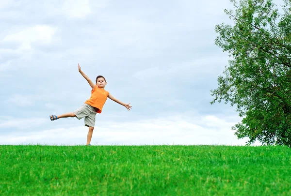 Счастливый мальчик в парке, представляя, что летает . — стоковое фото