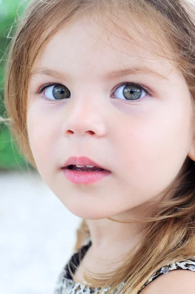 Закрыть портрет красивой девочки 3 года, прямой взгляд — стоковое фото