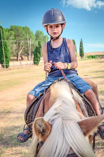 馬に乗って少年. — ストック写真