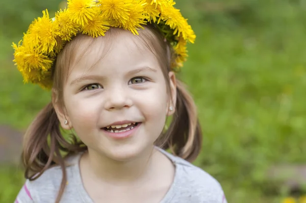 Счастливая девушка с желтыми цветами, одуванчик — стоковое фото
