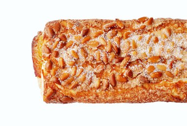 Çam fıstığı ve şekerli beyaz zemin üzerine meyveli turta. İzole