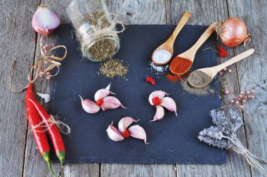 Sarımsak ve baharat kayrak y ahşap bacgraund üzerinde