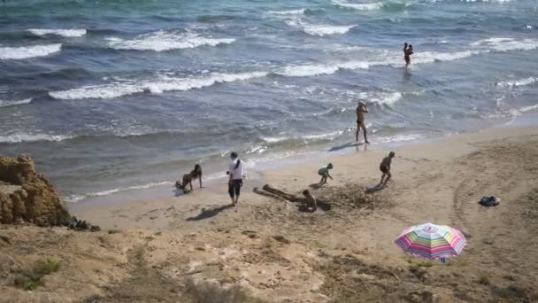 Tarragona Espanha Agosto 2019 Pessoas Praia Local Tarragona Espanha Europa — Vídeo de Stock