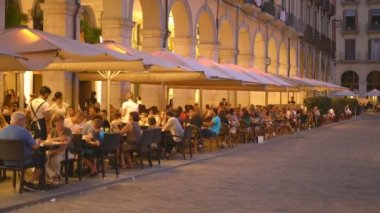 FRANSA - 3. EYLÜL 2019: Fransa, Avrupa 'daki restoranda yerel halk ve turistler.