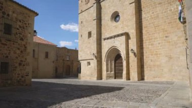 CACERES, İspanya - 28 Temmuz 2019: Santa Maria, Caceres, İspanya, Avrupa Katedrali 'nin Genel Görünümü.