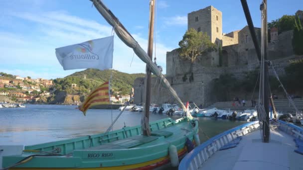 Collioure Franciaország 20Th August 2019 Színes Hajók Franciaországi Collioure Kikötőjében — Stock videók