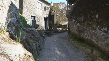 MONSANTO, PORTUGAL - 29 Temmuz 2019: Monsanto, Portekiz, Avrupa 'da insansız sokak.