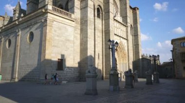 L 'ISLE SUR LA SORG, FRANCE - 2 Eylül 2019: Kasabadaki kilise