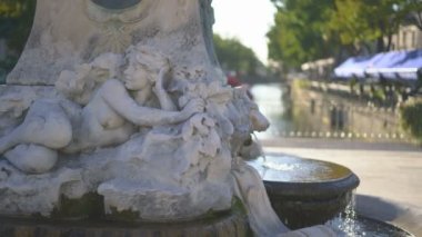 L 'ISLE SUR LA SURE, FRANCE - 2 Eylül 2019: L' Isle sur la Sorgue, Provence, Fransa, Avrupa 'daki Çeşme.