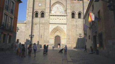 L 'ISLE SUR LA SORG, FRANCE - 2 Eylül 2019: Kasabadaki kilise