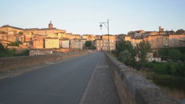 NYONS, FRANCE - 9 Eylül 2019: Nyons, Drome, Fransa, Avrupa 'daki Eygues nehri üzerindeki köprünün genel görünümü.