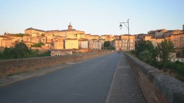 NYONS, FRANCE - 9 Eylül 2019: Nyons, Drome, Fransa, Avrupa 'daki Eygues nehri üzerindeki köprünün genel görünümü.