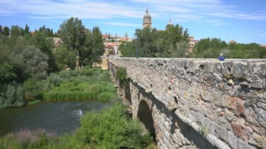 NYONS, FRANCE - 9 Eylül 2019: Nyons, Drome, Fransa, Avrupa 'daki Eygues nehri üzerindeki köprünün genel görünümü.