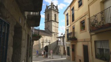 SAINT-GUILHEM-LE-DESERT, FRANCE - 30 AĞUSTOS 2019: Saint-Guilhem-le-Dsert, Languedoc-Roussillon, Fransa, Avrupa.