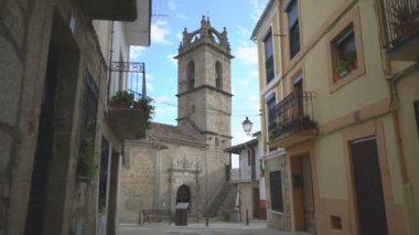 SAINT-GUILHEM-LE-DESERT, FRANCE - 30 AĞUSTOS 2019: Saint-Guilhem-le-Dsert, Languedoc-Roussillon, Fransa, Avrupa.