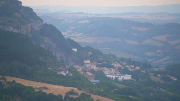 Αεροφωτογραφία Του Χωριού Roquefort Sur Soulzon Στο Τοπίο Γαλλία Ευρώπη — Αρχείο Βίντεο