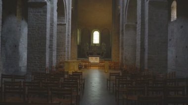 SAINT-GUILHEM-LE-DESERT, FRANCE - 30 AĞUSTOS 2019: Saint-Guilhem-le-Dsert Manastırı, Languedoc-Roussillon, Fransa, Avrupa.