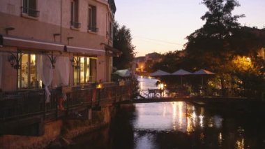 L 'ISLE SUR LA SUR LA SORG, FRANCE - 2 Eylül 2019: L' Isle sur la Sorgue, Provence, Fransa, Avrupa.