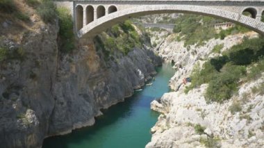 Pont du Diable 'ın aşağısındaki Hrault Nehri, Fransa, Avrupa.
