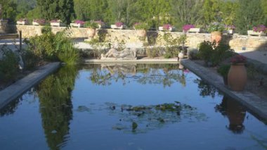 LOURMARIN, FRANCE - 3 Eylül 2019: Lourmarin, Provence, Fransa, Avrupa.