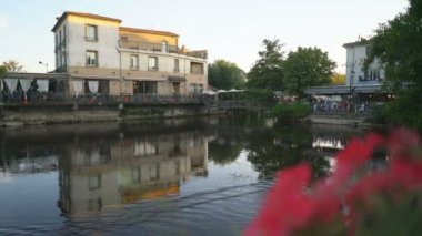L 'ISLE SUR LA SUR LA SORG, FRANCE - 2 Eylül 2019: L' Isle sur la Sorgue, Provence, Fransa, Avrupa.