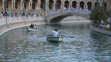 SEVILLA, İspanya - 11 Ağustos 2019: Plaza de Espaa, Sevilla, İspanya, Avrupa 'daki teknede turistler.