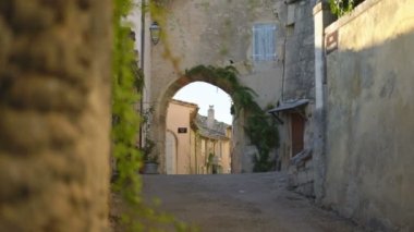 GRIGNAN, FRANCE - 8 Eylül 2019: Grignan, Drome, Fransa, Avrupa Caddesi.