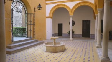 SEVILLA, İspanya - 11 AĞUSTOS 2019: Real Alczar de Sevilla 'nın İçi, İspanya, Avrupa.