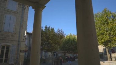 GRIGNAN, FRANCE - 8 Eylül 2019: Grignan, Drome, Fransa, Avrupa Caddesi.